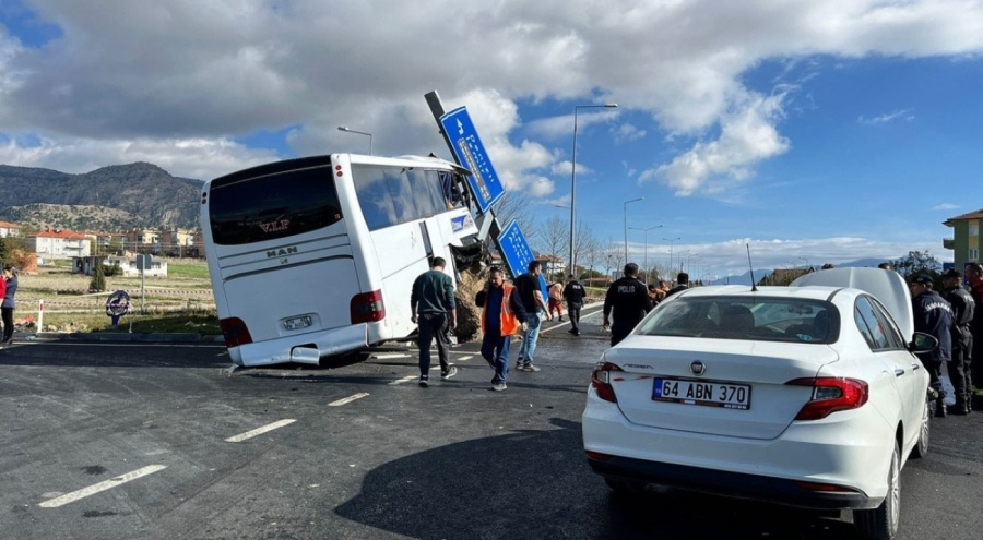 Denizli'de turistleri taşıyan otobüsle otomobil çarpıştı