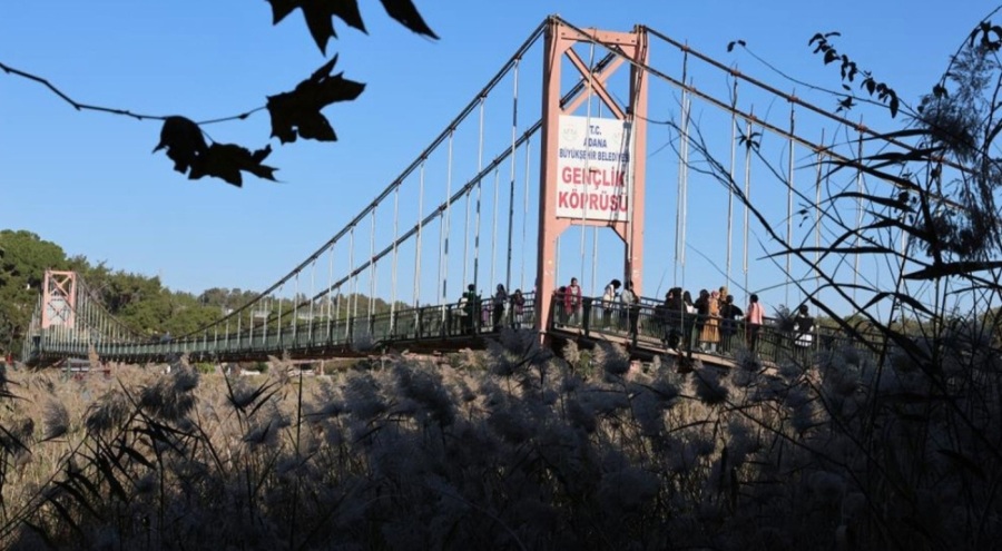 2 genç arkadaşları tarafından köprüde bıçaklanarak öldürüldü