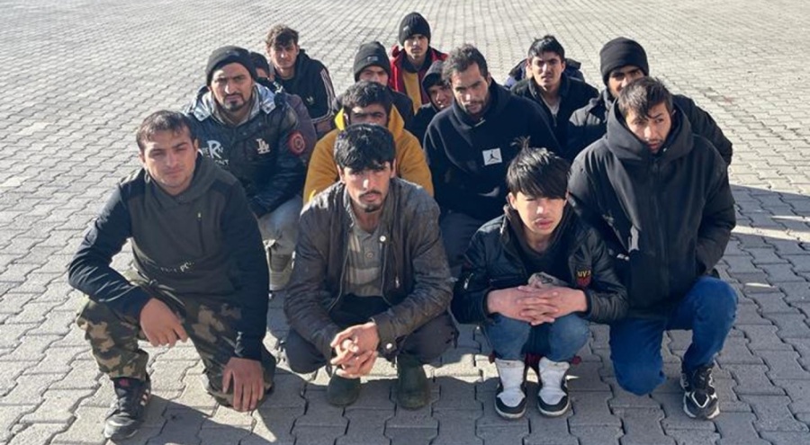 Gecekonduda 15 kaçak göçmen yakalandı