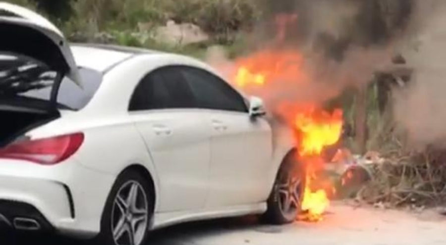 Park halindeki otomobil alev alev yandı