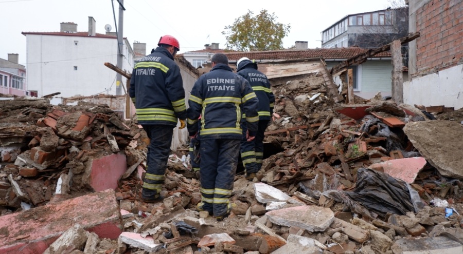 Metruk bina çöktü: 2 kişi enkaz altında kaldı