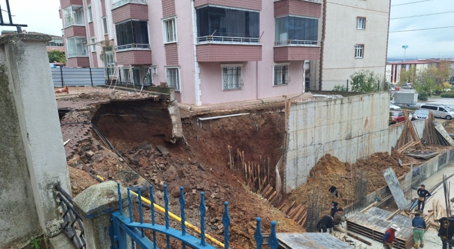 Sokakta yine çökme oldu; bu kez 3 bina daha boşaltıldı