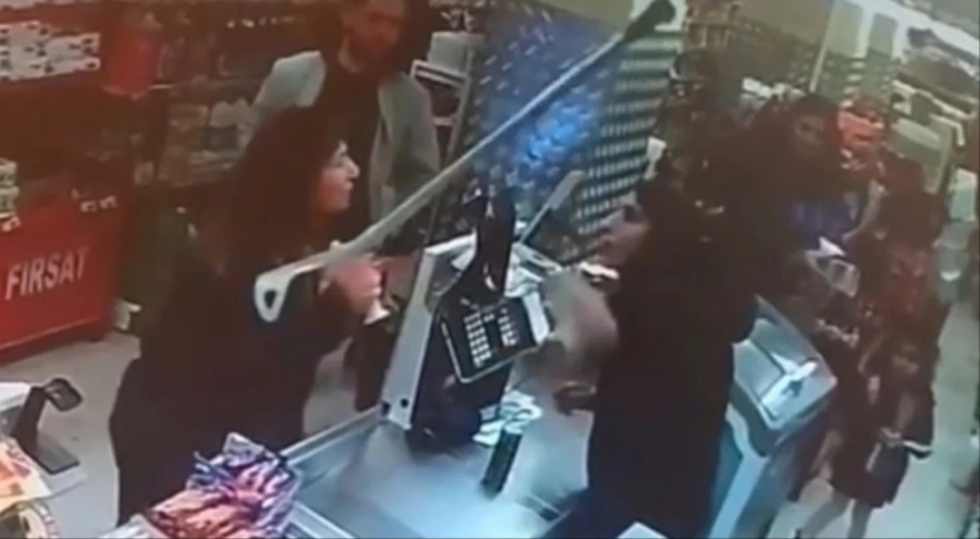 Koltuk değnekleriyle kasiyere saldırı