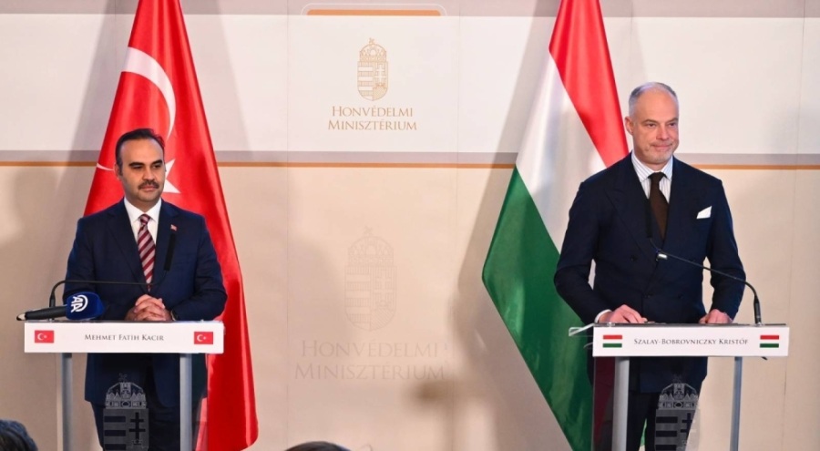 Bakan Kacır, Macaristan'da Savunma Bakanı Bobrovniczky ile görüştü