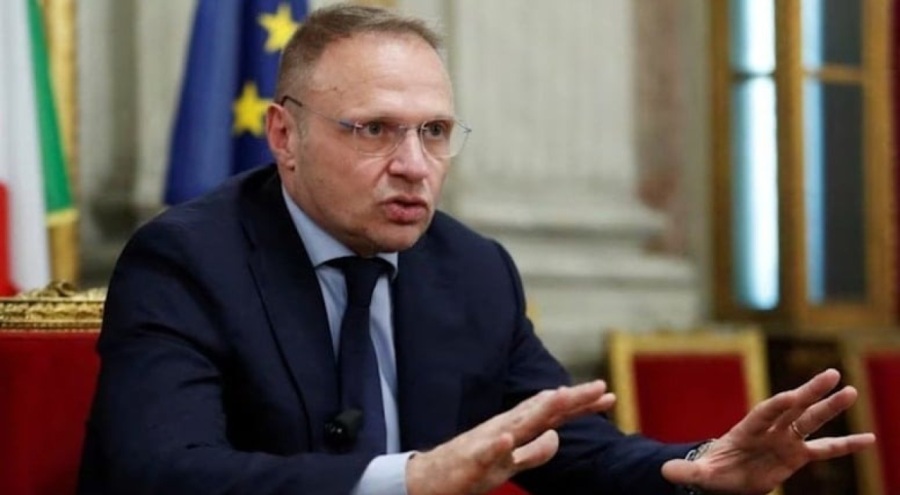 Hızlı trenden inen İtalya Tarım Bakanı ülkeyi karıştırdı