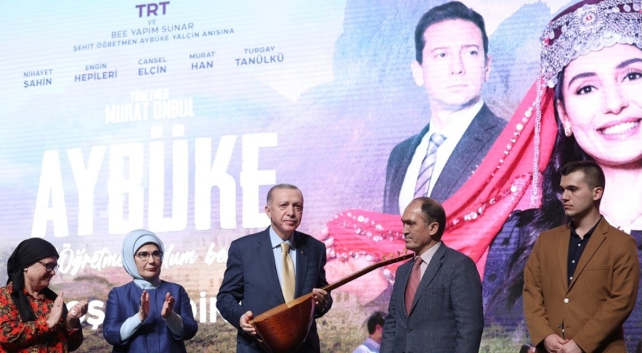 Erdoğan'a, şehit öğretmen Aybüke Yalçın'ın bağlaması hediye edildi