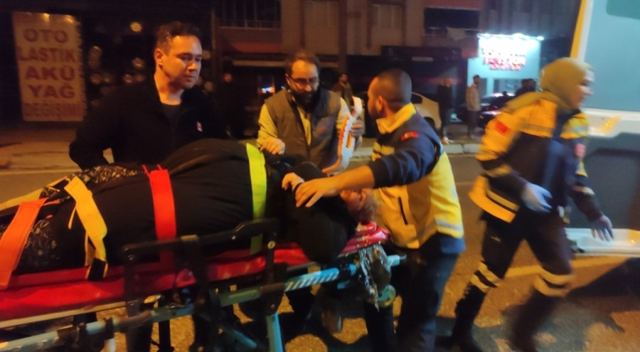 Bursa'da ana yoldan karşıya geçmek isteyen anne kıza kamyonet çarptı!