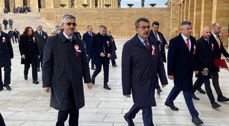 Bakan Tekin ve öğretmenlerden Anıtkabir'e ziyaret