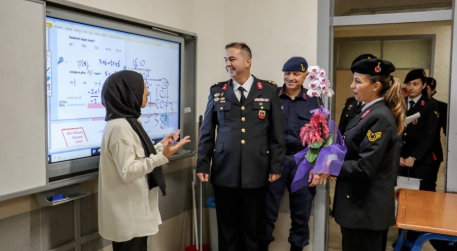Jandarmadan şehit kızına öğretmenler günü sürprizi