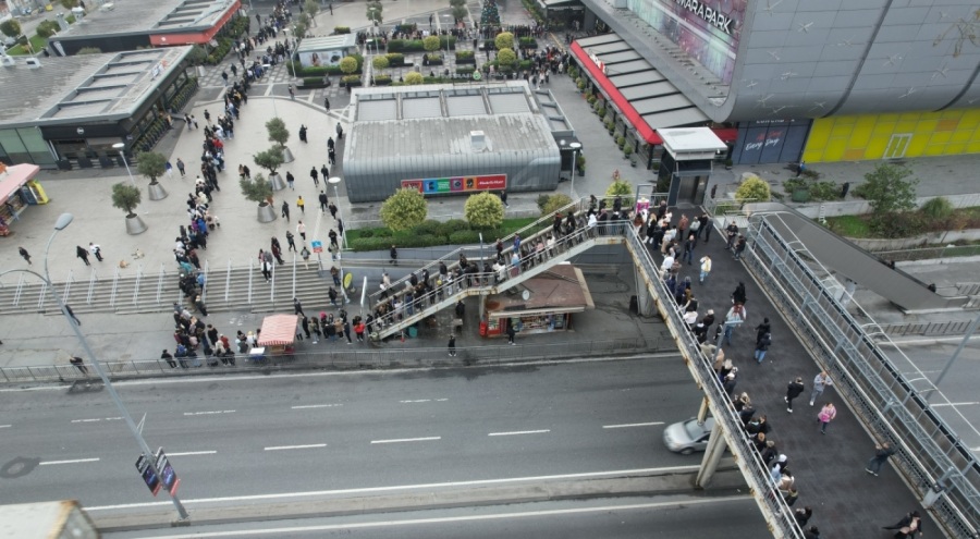 Efsane Kasım indirimi için AVM önünde metrelerce kuyruk oluşturdular