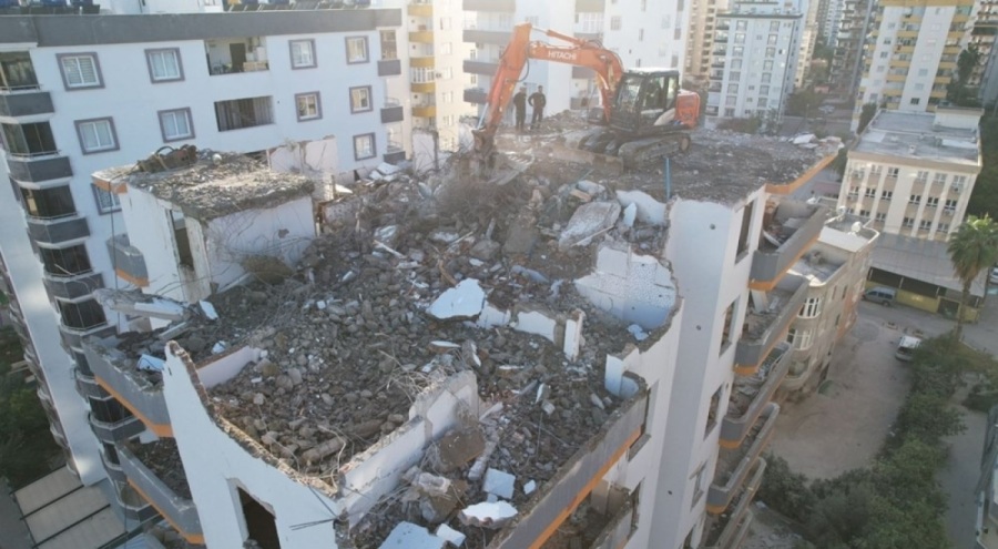 Ağır hasarlı binanın kolonundan çıkan şoke etti!