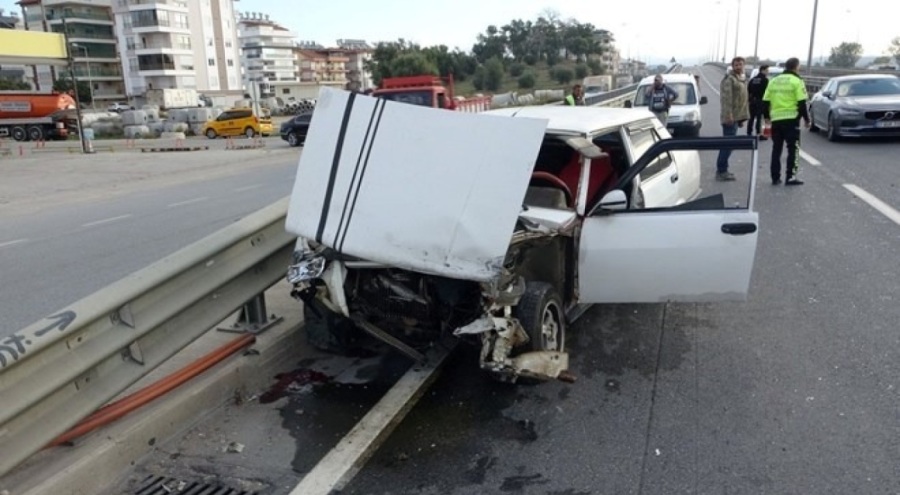 Antalya'da kaza yapan otomobil yola fırlayan sürücüsünü ezdi