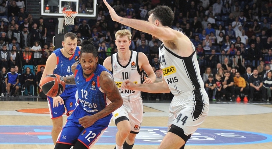 Anadolu Efes, Partizan'ı mağlup etti