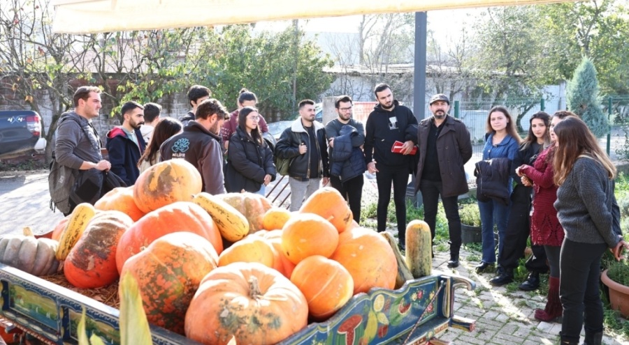 Üniversite öğrencilerine kompost eğitimi
