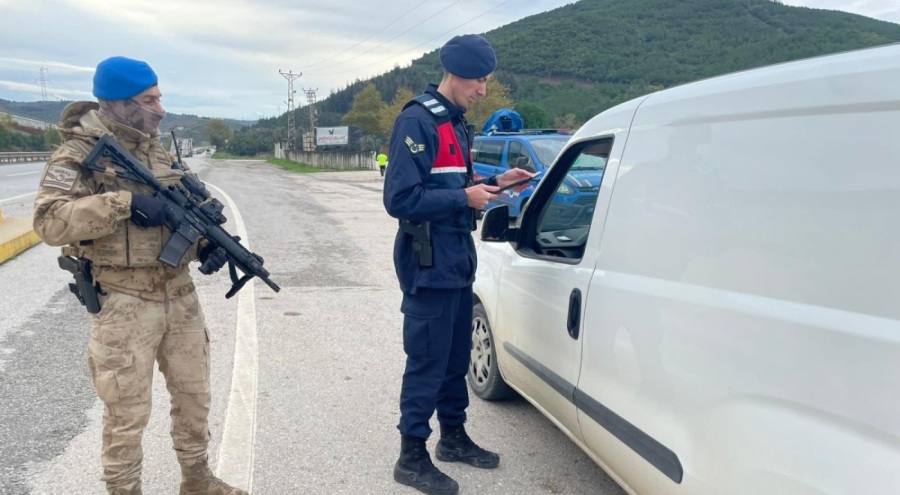Bursa'da aranan 28 şüpheliyi jandarma yakaladı