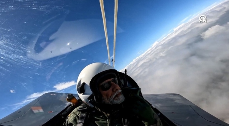 Hindistan Başbakanı Modi savaş uçağı ile uçtu