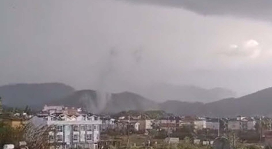 Muğla'da hortum çatıları uçurdu, ağaç ve direkleri devirdi