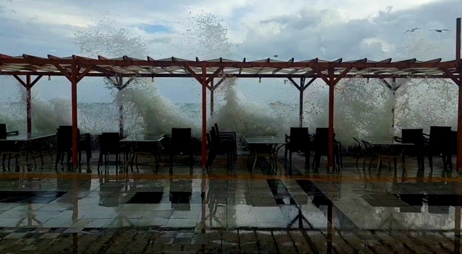 Deniz taştı, sahil suyla kaplandı