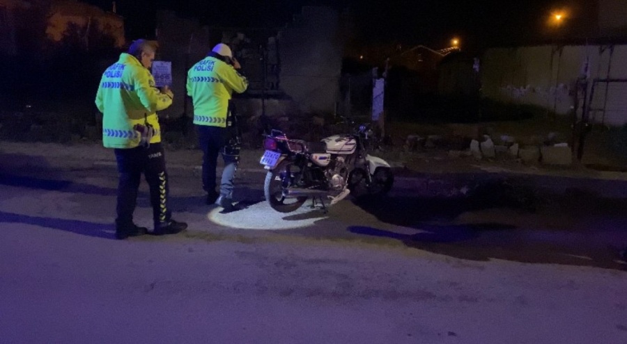 Seyir halindeyken devrilen motosikletin sürücüsü yaralandı