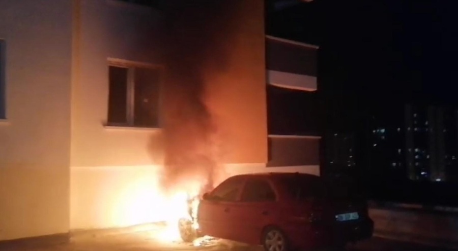 Park halindeki otomobil alev alev yandı
