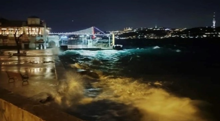 Marmara Denizi'nde fırtına! Dalgaların boyu metrelerce yükseldi