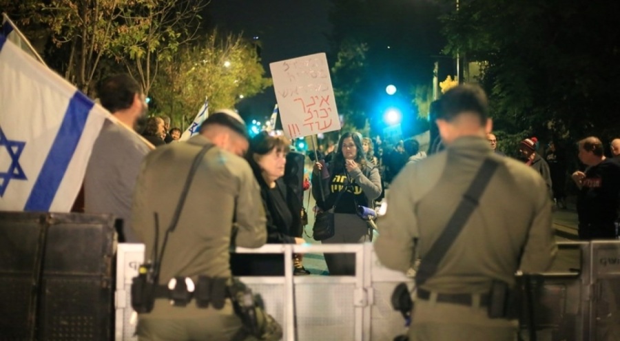 Binyamin Netanyahu'ya konutunun önünde istifa çağrısı