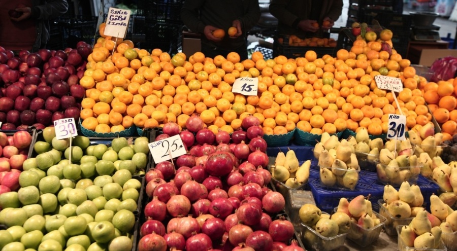 Bursa'nın Reyhan Pazarı'nda kış sezonu tezgahları süsledi