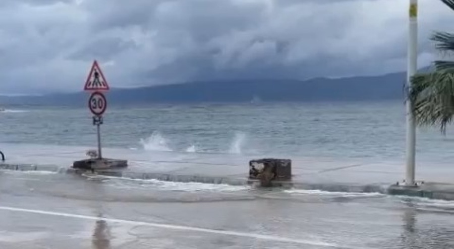 Bursa'da fırtına ve sağanak! Denizle karayolu birleşti