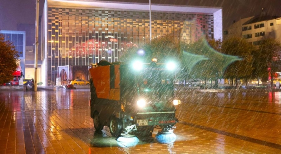 İstanbul Valiliği açıkladı: Fırtınanın bu gece etkisini yitirmesi bekleniyor