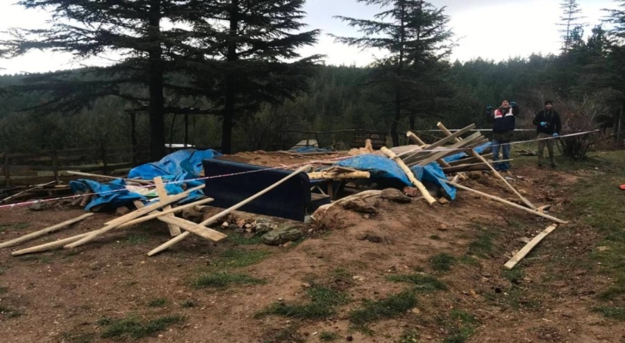 Konya'da yağıştan korunmak için girdikleri ahır yıkıldı, 1 kişi yaşamını yitirdi