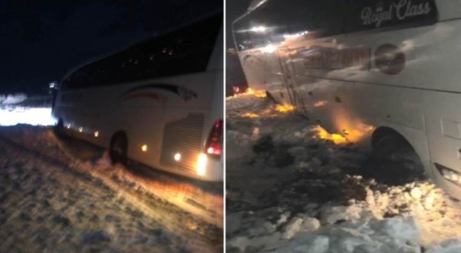 Artvin'de otobüs kara saplandı... Yolcular mahsur kaldı