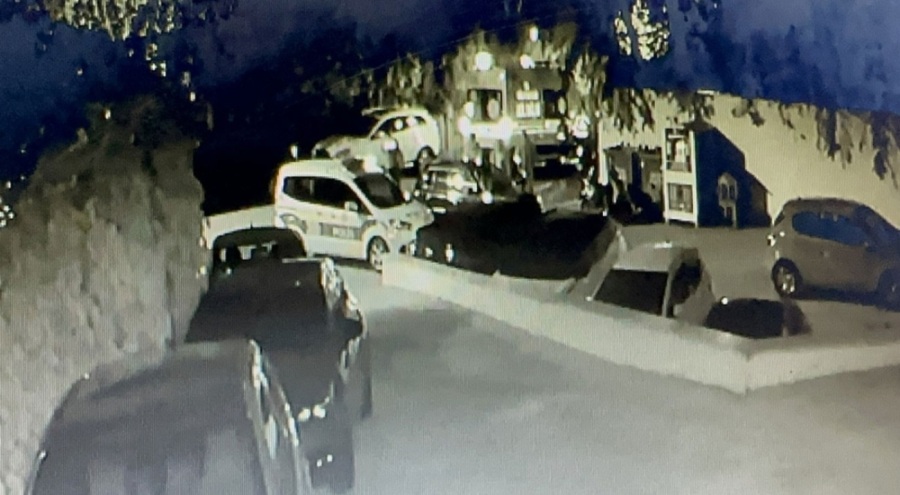 Sigara içmek için indi,  kayan otomobilinin altında can verdi!