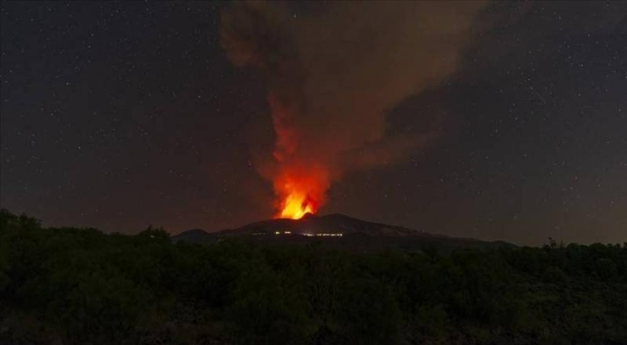 Etna Yanardağı bir kez daha kül ve lav püskürttü