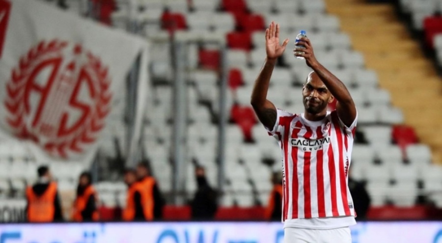 Kazada oğlu ve kayınpederini kaybeden Naldo sahalara döndü