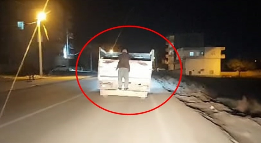 Kamyonet arkasında tehlikeli yolculuk!