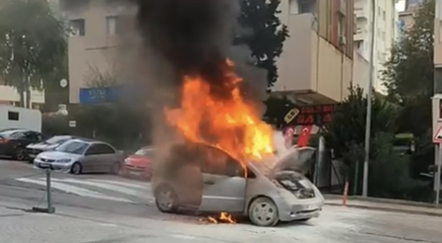 Seyir halindeki otomobil alev alev yandı