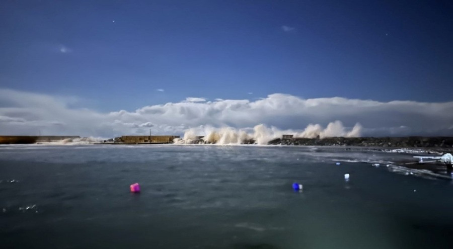 Karadeniz'de fırtına sonucu dev dalgalar oluştu