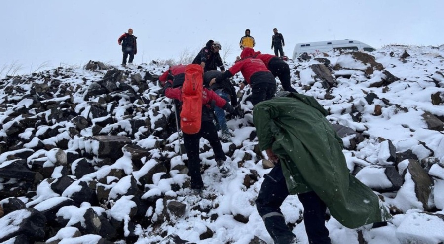 Kars'ta iki çoban donmak üzereyken kurtarıldı
