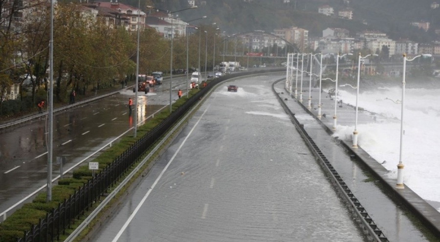 Karadeniz'de fotoğraf çektirmek isteyen iki genç dalgalara kapıldı