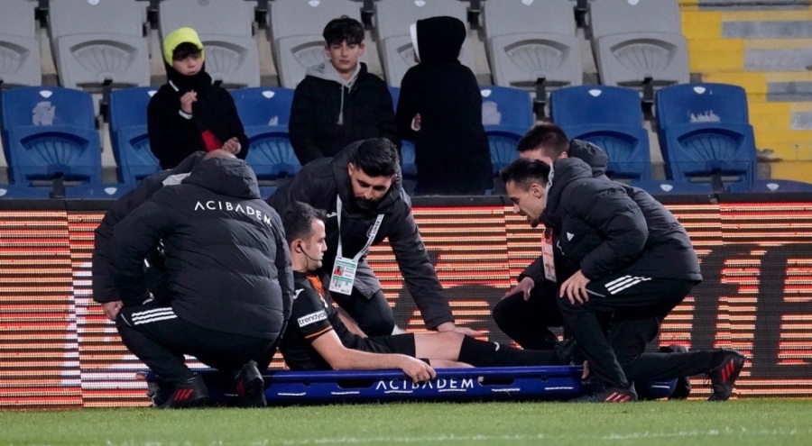 Başakşehir-Pendikspor maçında sakatlanan hakem oyunu bıraktı!