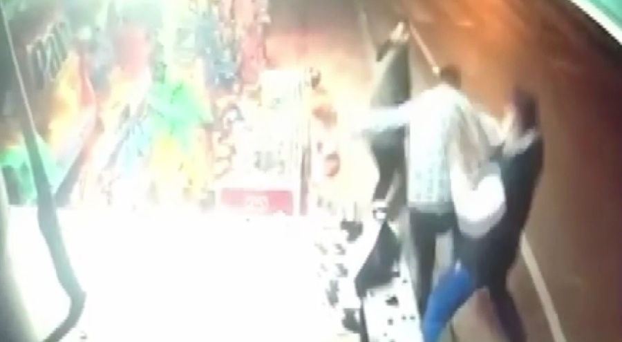 Bursa'da bıçakla dehşet saçtı! Saldırganı gören gençler...