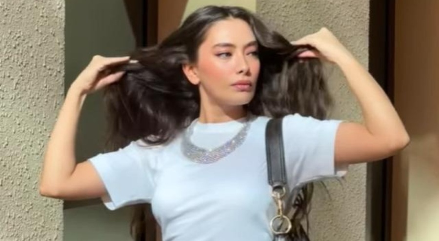 Neslihan Atagül başını örtüp poz verdi