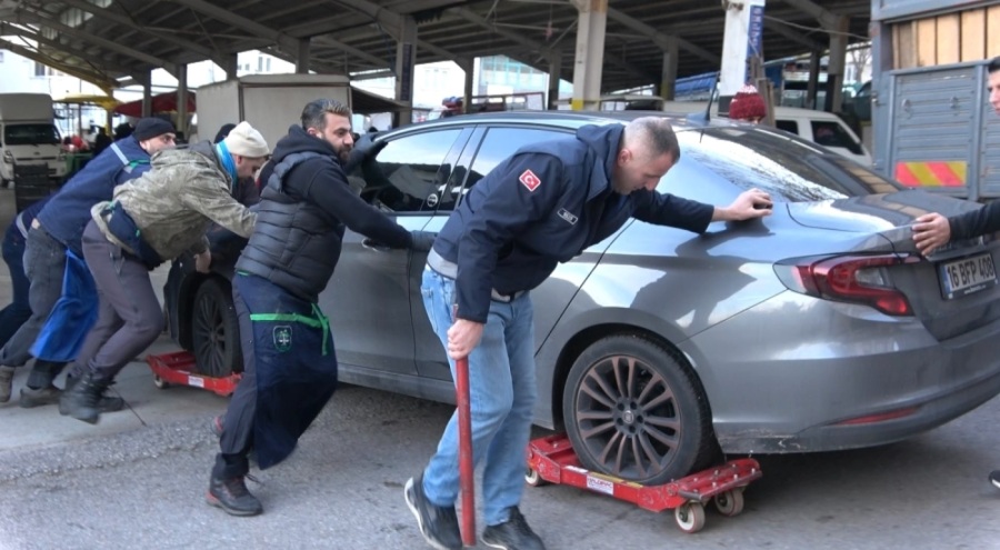 Bursa'da hatalı park edilen otomobillere pazarcı esnafından ilginç çözüm!