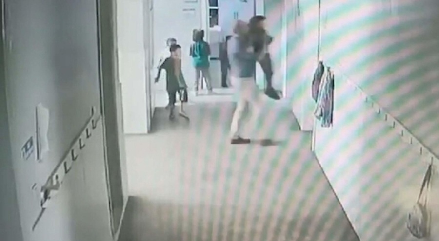 Müdür yardımcısı 6 yaşındaki öğrenciyi havaya kaldırıp fırlattı!