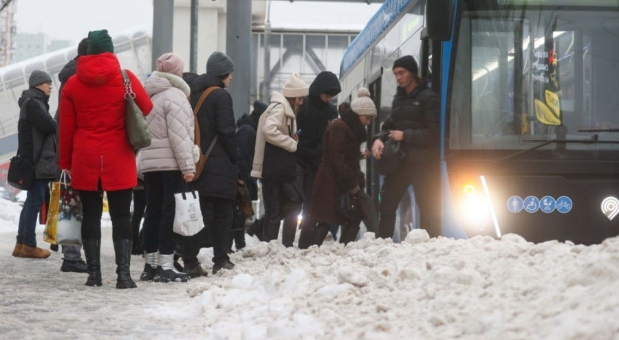 Moskova'da yoğun kar yağışı hayatı felç etti