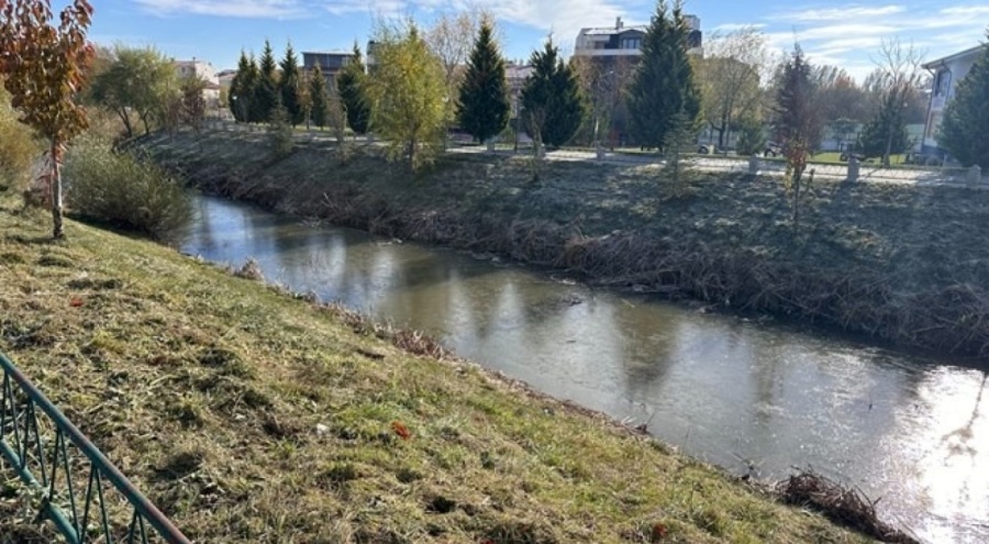 Eskişehir'de Porsuk Çayı buz tuttu