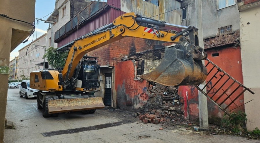 Osmangazi'de metruk ev yıkıldı