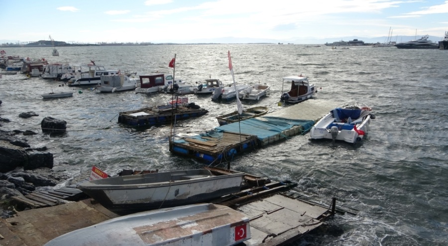 Şiddetli rüzgar nedeniyle 4 balıkçı teknesi battı