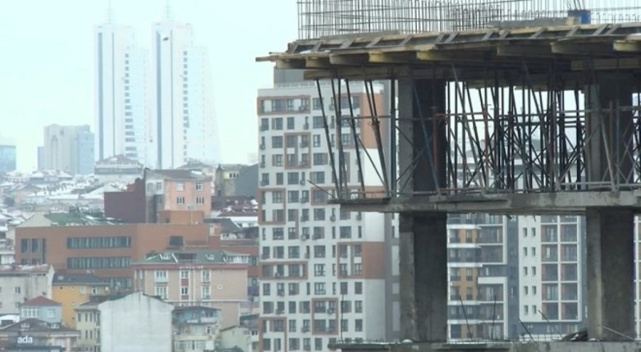 Sıva yaparken 6. kattan düşen işçi can verdi!