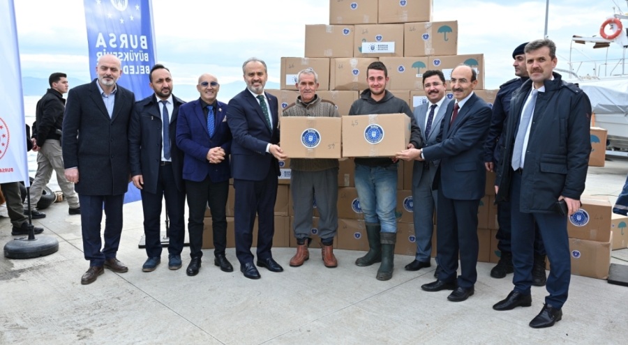 Bursa Su Ürünleri Kooperatifleri Birliği'ne kayıtlı teknelere balıkçı tulumu ve çizme takımı dağıtıldı